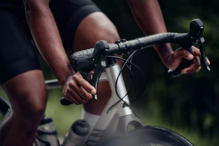 The riding position is very comfortable, the contact points of the handlebars and saddle are even very comfortable.