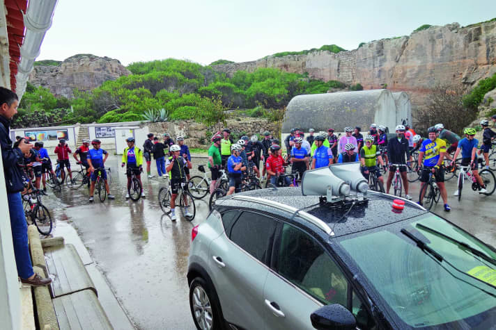 Nass am Wasser: Dauerregen verwandelt den Prolog zur Festung La Mola in eine Wasserschlacht.