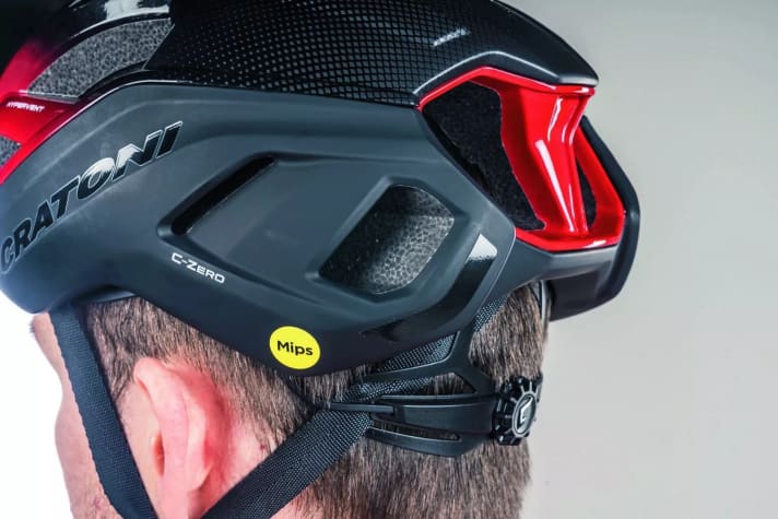 Das Top-Modell von Cratoni ist top verarbeitet. Charakteristisch sind die großen Luftauslässe seitlich und am Heck.