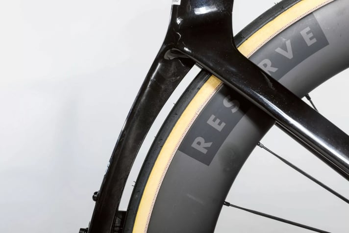 Elegant: Das Sitzrohr schmiegt sich um das Hinterrad, das eine höhere Carbonfelge als das Vorderrad aufweist.