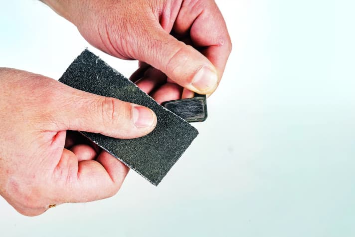 Verglaste oder verschmutzte Beläge lassen sich mit 80er-Schmirgelpapier wieder fit machen.