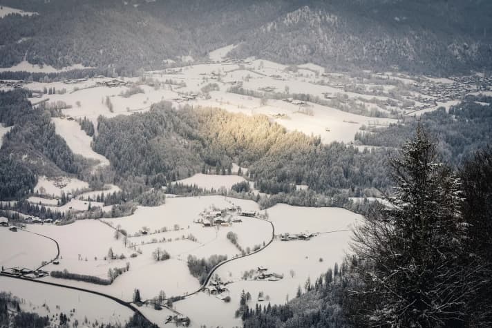 Schöner Ausblick: So sieht es aus, wenn Radprofi Niedermaier von ihrem winterlichen Arbeitsplatz ins Tal bei Kössen blickt.