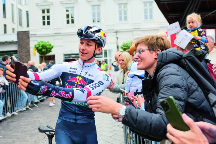 Florian Lipowitz prend rapidement une photo avec des fans avant le départ | Photo : Jan Woitas