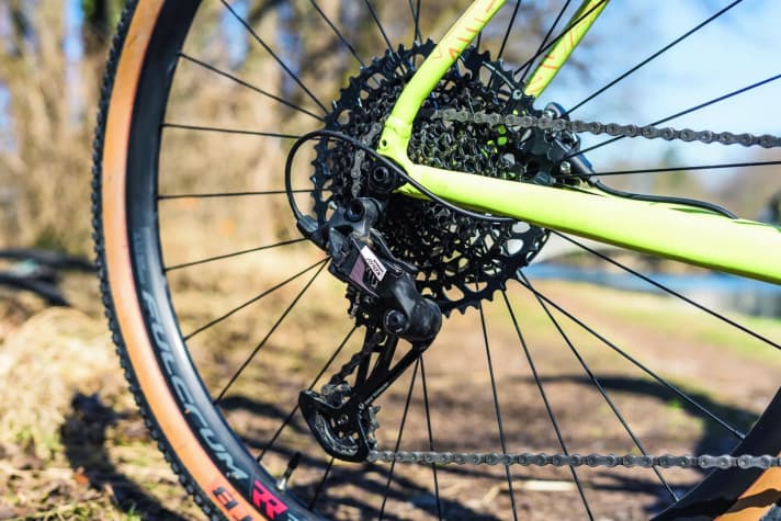 Extrêmement exagéré : L'énorme cassette offre une vitesse de montée extrêmement facile, mais aussi des sauts extrêmement importants entre les vitesses.