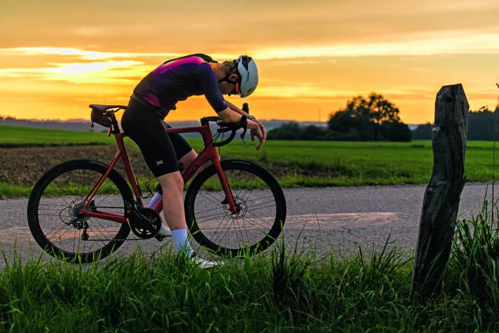 Dauernd müde? Hobbysportler übersehen oft, dass sie Training und Alltag bewältigen müssen. Die Doppel­belastung kann zu Übertraining führen.