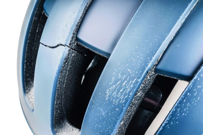 Casque cassé, tête intacte : sur le POC Omne Air Mips, la coque du casque a absorbé efficacement l'énergie de l'impact jusqu'à la rupture.