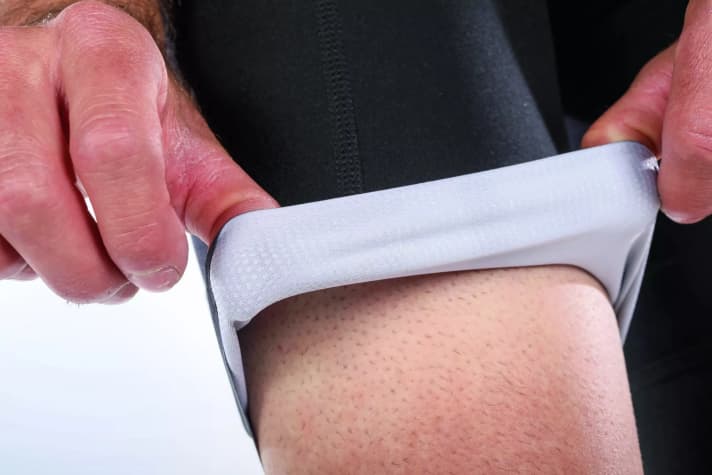 Un pantalon avec un bas de jambe classique devrait être sans coutures transversales, idéalement aussi sans imprimés gras en silicone. Cela augmente énormément le confort de port, comme par exemple chez Löffler.