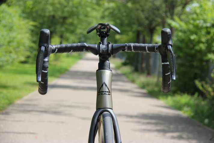 Le confort, en particulier au niveau du guidon, est nettement supérieur à celui de la plupart des autres vélos.