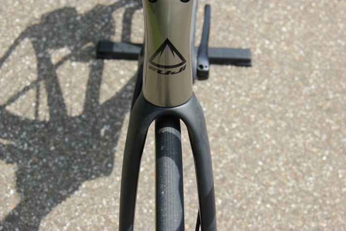 A body suitable for road racing meets plenty of space for wide tyres that also allow for gravel passages.