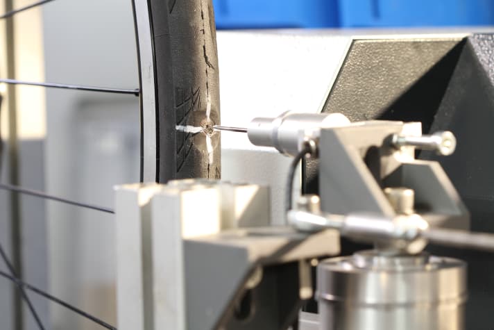 TOUR-Test der Stichfestigkeit von Schläuchen unter Druck. Im Durchschnitt sind die TPU-Schläuche deutlich widerstandsfähiger als Butylschläuche und haben auch ein gutmütigeres Schadensbild: TPU reißt nicht auf wie dünnes Butyl.