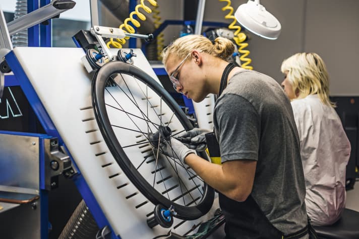 Im neuesten Mavic-Produkt, einem High-End-Vollcarbon-Laufrad, steckt sehr viel Handarbeit