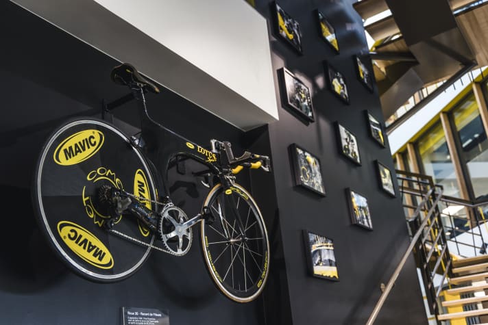 Das Lotus Type 110 hält mit Chris Boardman bis heute den Rekord für die schnellste je gefahrene Tour-de-France-Etappe. Dieses Exemplar ziert das Foyer des französischen Ausrüsters Mavic