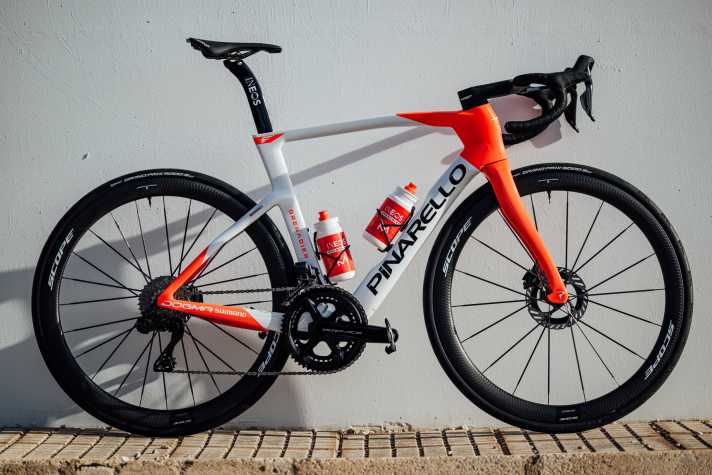 Neue Laufräder: Das Pinarello Dogma F der Ineos Grenadiers rollt jetzt auf Felgen von Scope
