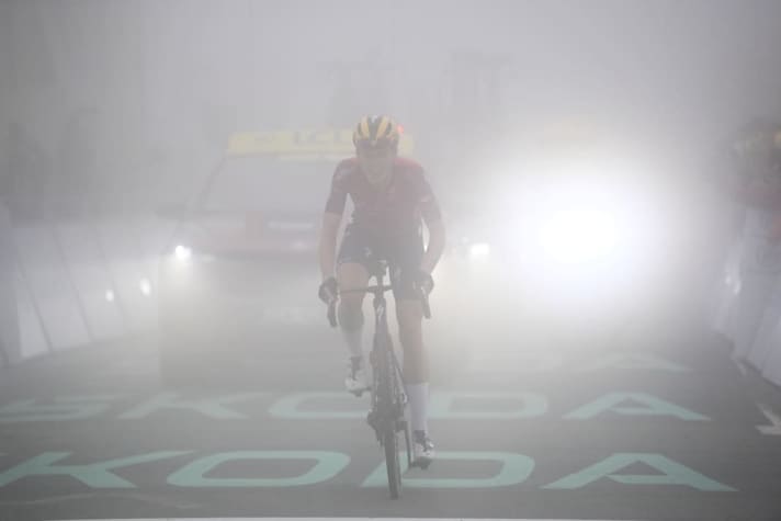 Demi Vollering dominates the queen stage of the Tour de France and takes the yellow jersey