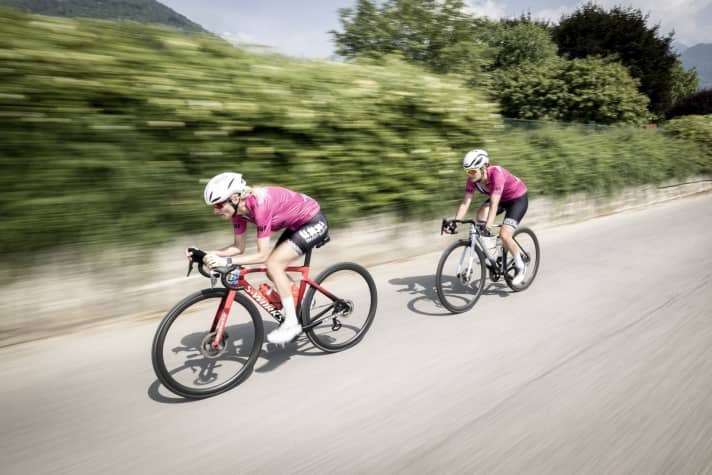 Janine Meyer (vorne) und Julia Schallau haben die Damenwertung der TOUR Transalp 2023 gewonnen. Wer gewinnt im nächsten Jahr?