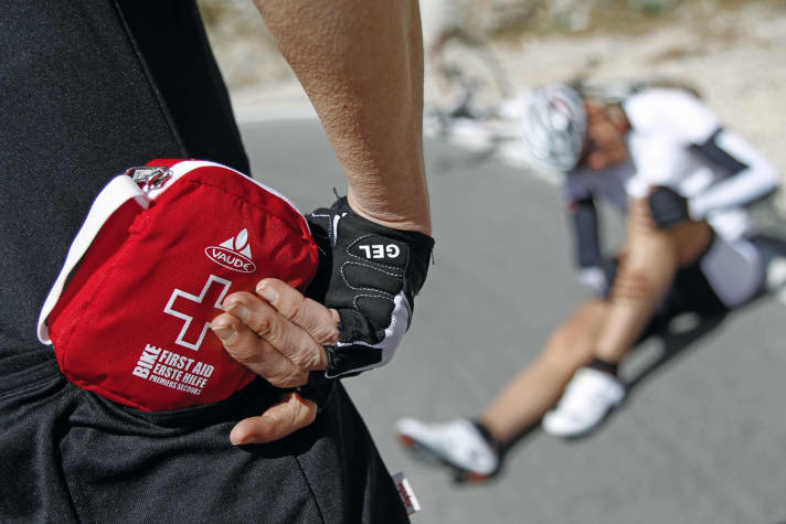 Une <a href="https://www.awin1.com/cread.php?awinmid=117233&awinaffid=471469&clickref=T+Set de premiers secours&ued=https%3A%2F%2Fwww.bike-components.de%2Fde%2FVAUDE%2FFirst-Aid-Kit-S-Erste-Hilfe-Set-p82093%2F" target="_blank" rel="noopener noreferrer nofollow">Set de premiers secours</a>* bien remplie devrait se trouver dans la poche de votre maillot lors de chaque sortie.