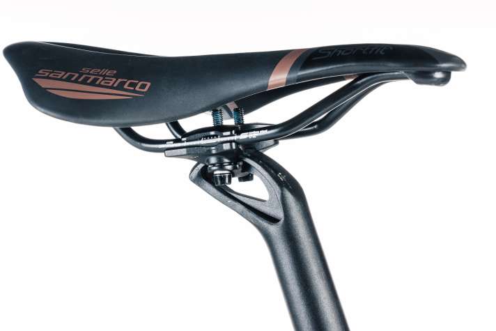 La tige de selle compense assez bien la structure arrière plutôt rigide (voir valeur mesurée) en termes de confort. Elle amortit efficacement les chocs les plus violents de la roue arrière. Elle s'harmonise ici avec la roue arrière de 27,5 cm.