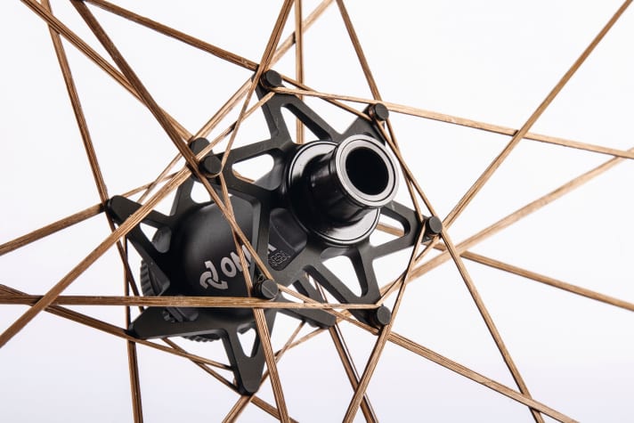 One-K: Die Speichen bestehen aus einem ­Faser­strang je Seite. Das Konstrukt ist sensationell leicht