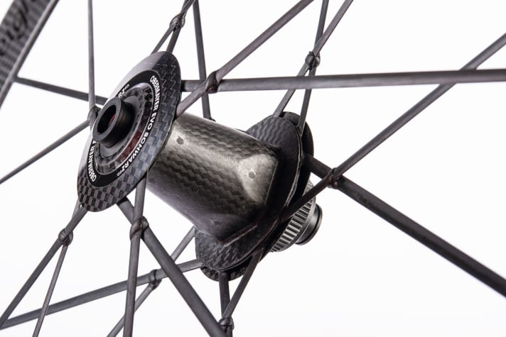 Lightweight: Flächig einlaminierte Speichen und gebundene Kreuzungspunkte machen das Laufrad steif wie kein anderes