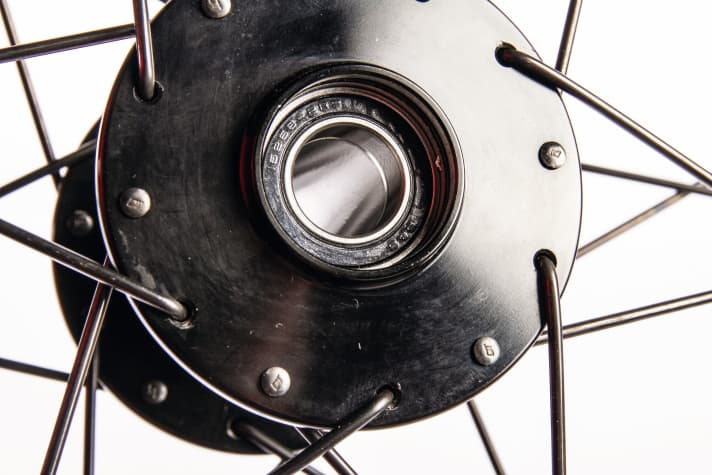 La haute bride du moyeu chez Ritchey rend les roues lourdes mais stables