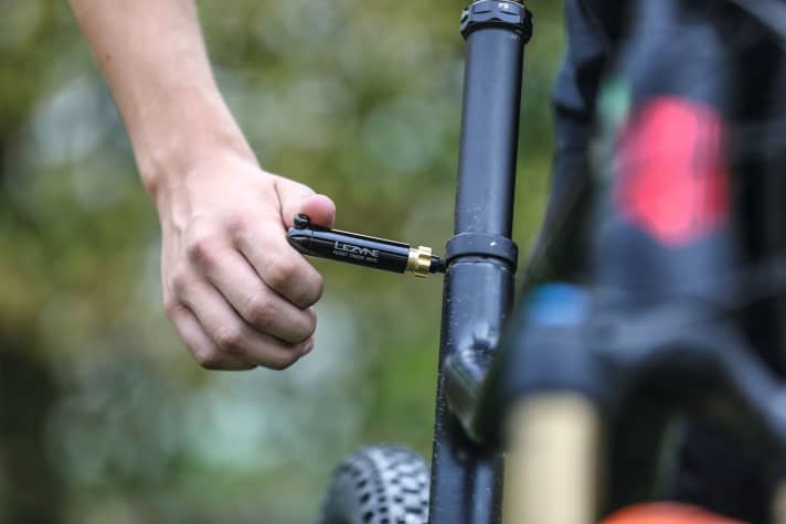 You should also always ensure the correct tightening torque when screwing on the go - no problem with the handy tools from Lezyne and Co.