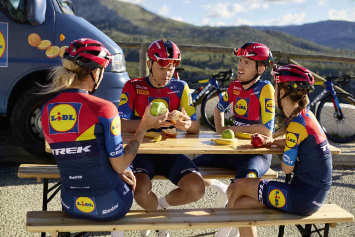 Nach dem Rennen oder dem langen Training dürfen es fürs Team Lidl Trek auch wieder mehr Ballaststoffe aus Obst sein.