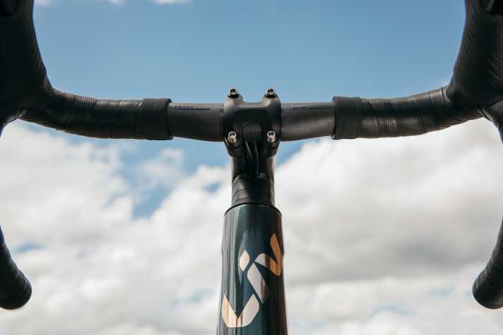 Aucun câble visible.