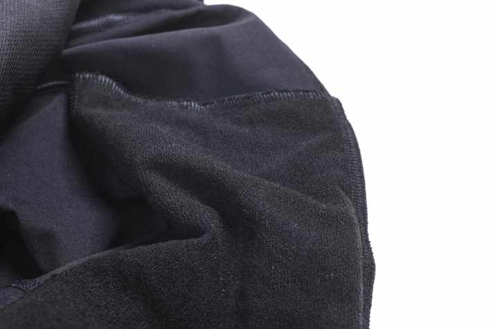 Une garniture en tissu éponge dans le dos est censée absorber la transpiration, mais il peut aussi transpirer