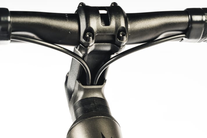 The cables disappear into the head tube under the aluminium stem