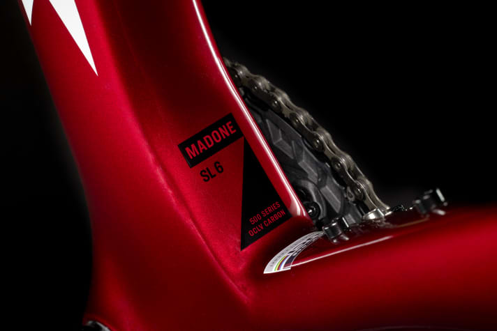 Inconspicuous: The reference to the more favourable carbon quality 500 Series OCLV is noted on a sticker on the down tube