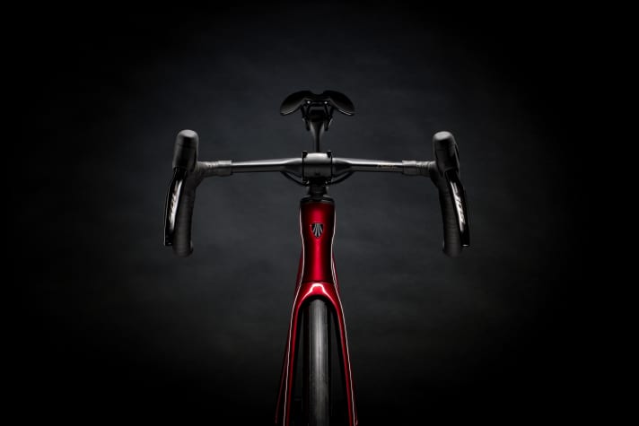 The handlebars clamped in the stem on the SL are not quite as aerodynamic as the wing-like combination of the SLR