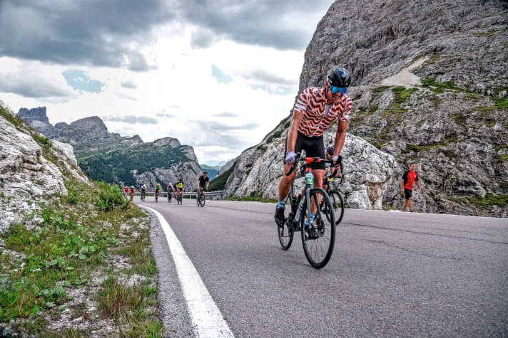 Out of the saddle! It's getting steep. Without mountain training, you can also work your way up to the required wattage in a headwind.