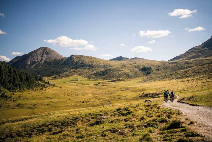 The well-known winter sports destinations in Graubünden are a paradise for gravel bikers in summer