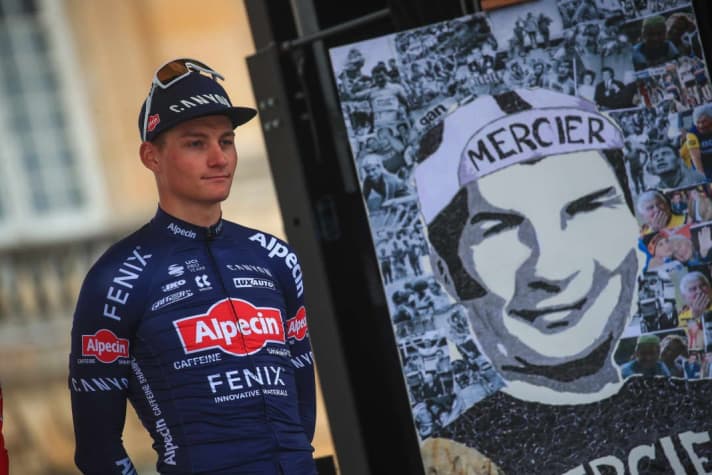 Mathieu van der Poel with a work of art dedicated to his grandfather Raymond Poulidor