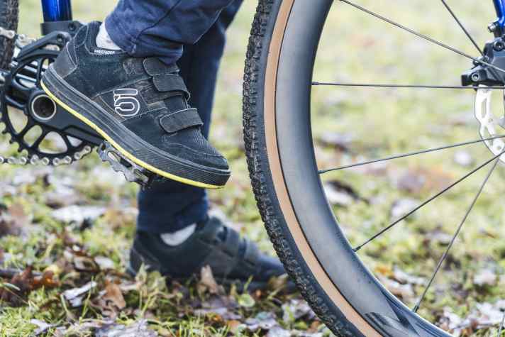 Une question d'entraînement : le cadre court implique des compromis, lors des manœuvres, la pointe des pieds peut toucher le pneu