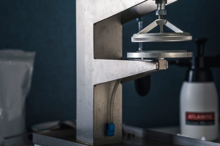 Rennrad-Regenjacken im Test: mit einem Suter-Test wird die Wasserdichtigkeit ermittelt