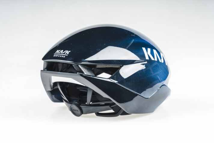 Le nouveau casque aérodynamique Nirvana de Kask se caractérise par sa coque qui s'étend latéralement jusqu'à mi-hauteur des oreilles.