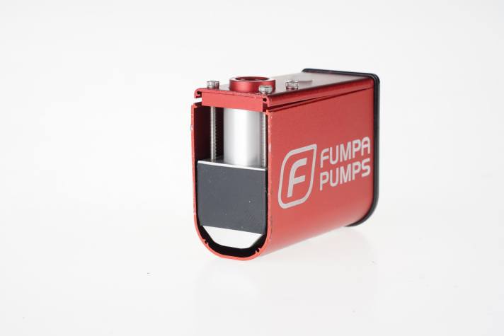 Le boîtier en aluminium de la nanoFumpa est collé. En cas d'utilisation continue pendant 180 secondes, il peut atteindre une température de 70 degrés et la colle se ramollit. Cela devrait être évité dans la pratique - recommande également le fabricant Fumpa Pumps