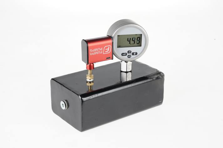Le nanoFumpa peut atteindre 4,5 bars en 86 secondes et 2,5 bars en 43 secondes avec un pneu de dimension 30-622. Il chauffe jusqu'à plus de 40 degrés.