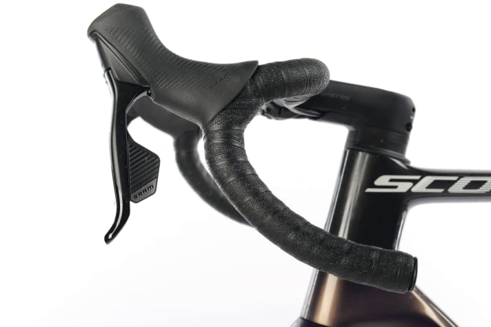 Ein großes Schaltknopf pro Seite, links leichtere Gänge, rechts schwerere - einfacher geht´s nicht