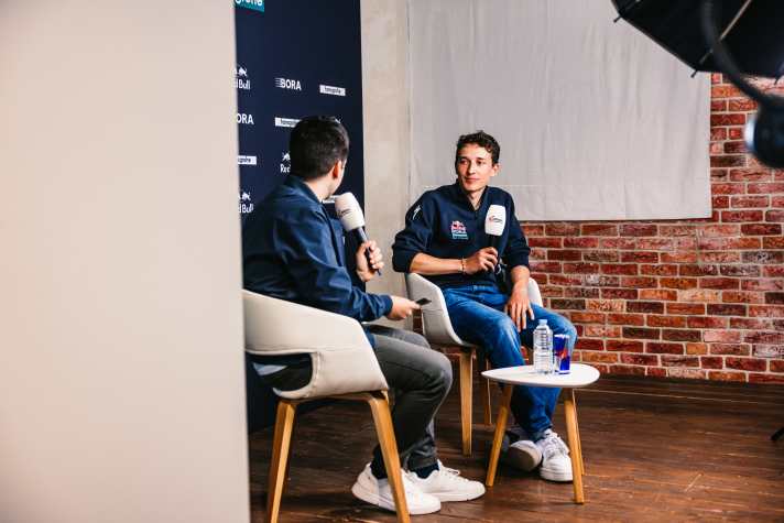 Gefragter Mann: Der Tour-Dritte Florian Lipowitz im Team-Trainingslager auf Mallorca