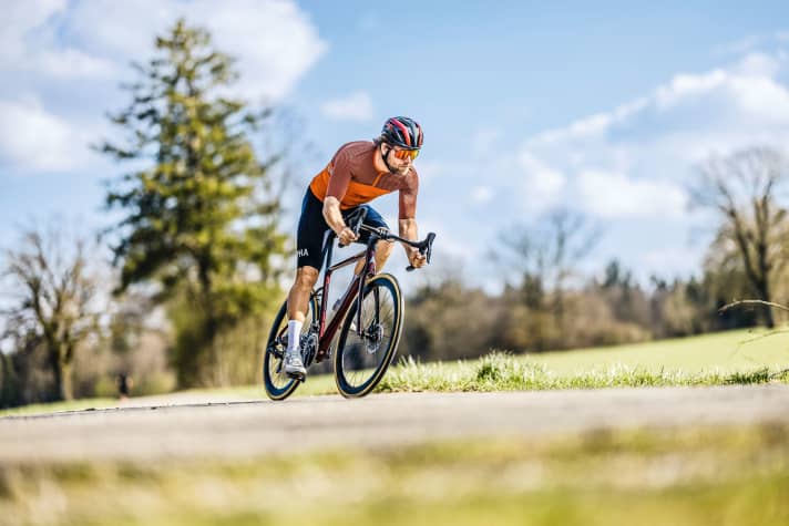 Bis zu 45 Millimeter breite Reifen passen ins Vitus Venon. Damit ist es einem Gravelbike näher als einem Marathonrad
