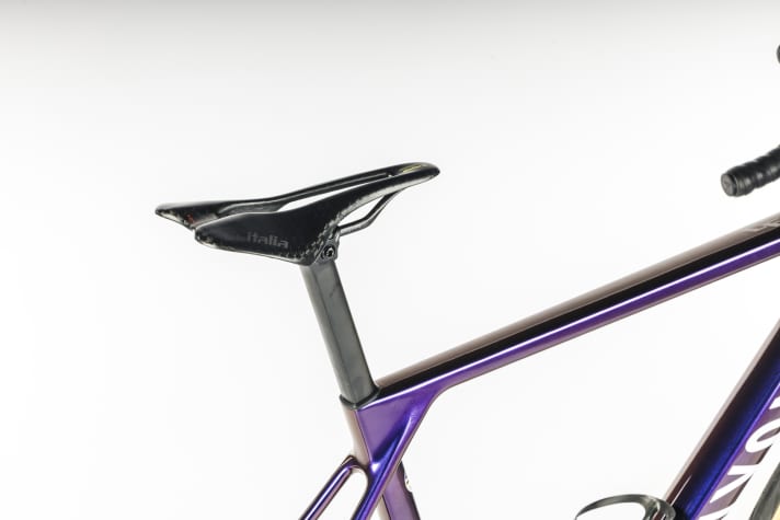 Die Sattelstütze mit aerodynamischem Kammtail-Profil am Canyon Ultimate CFR federt formidabel