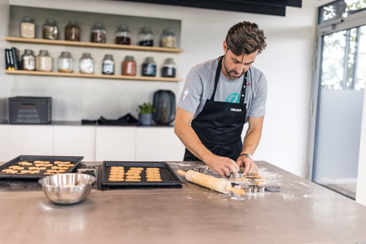Wie zu Hause: Der Familienvater ist gern häuslich eingebunden und zeigt sein Können auch beim Weihnachtsplätzchen­backen in der Küche des Team-Sponsors.