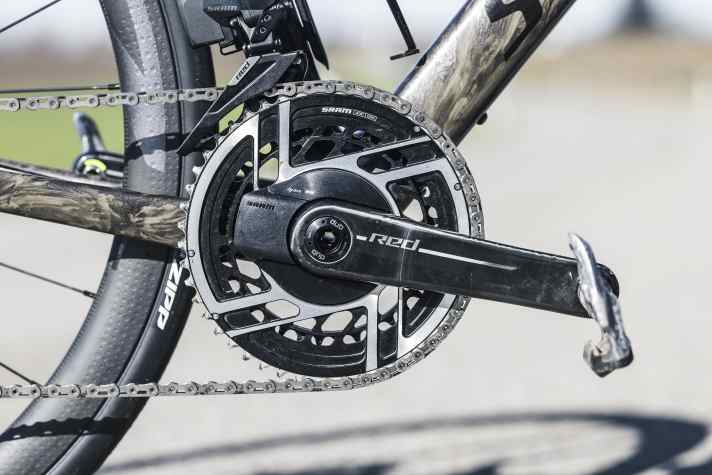 Sram RED crank >> available from <a href="https://www.awin1.com/cread.php?awinmid=117233&awinaffid=471469&clickref=T+Sram+RED+Crank&ued=https%3A%2F%2Fwww.bike-components.de%2Fde%2FSRAM%2FRed-E1-DUB-2x12-fach-Carbon-Kurbelgarnitur-p94131" target="_blank" rel="noopener noreferrer nofollow">Bike-Components</a>*