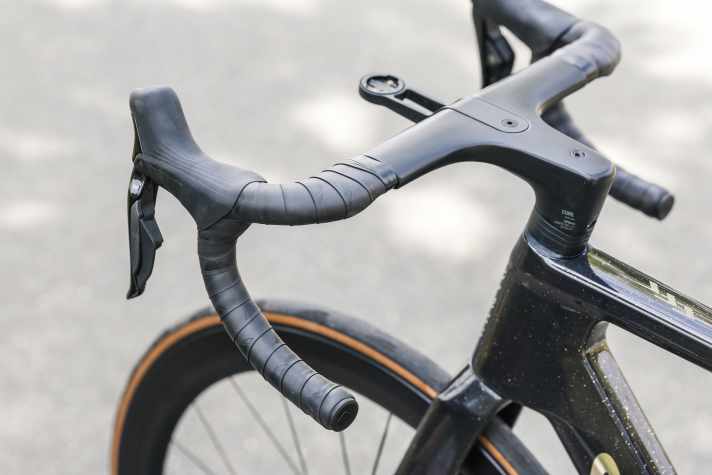 Le cockpit est un point fort. Grâce à des embouts de guidon disponibles en option, le combiné peut être amené à la dimension minimale de 350 millimètres imposée par l'UCI. En toile de fond : bien sûr, un meilleur aérodynamisme.