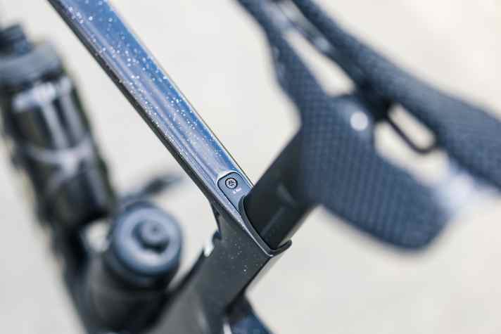 Why has no other manufacturer thought of this: A standardised screw standard (Torx 25) makes carrying a mini-tool superfluous.