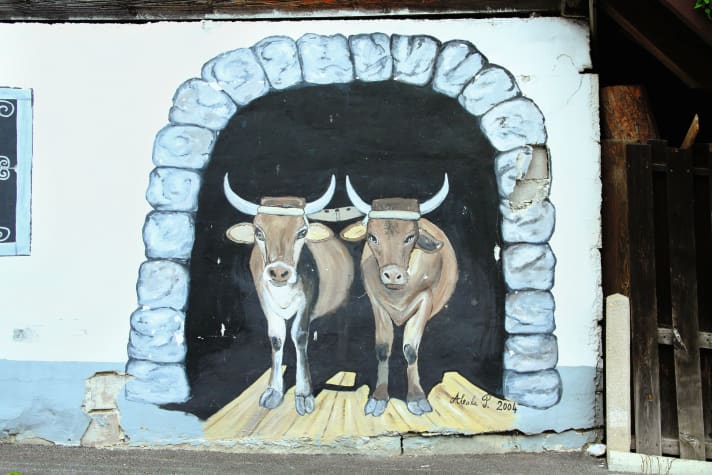 Die Fassadenmalerei zeigt die bäuerliche Verbundenheit der Region