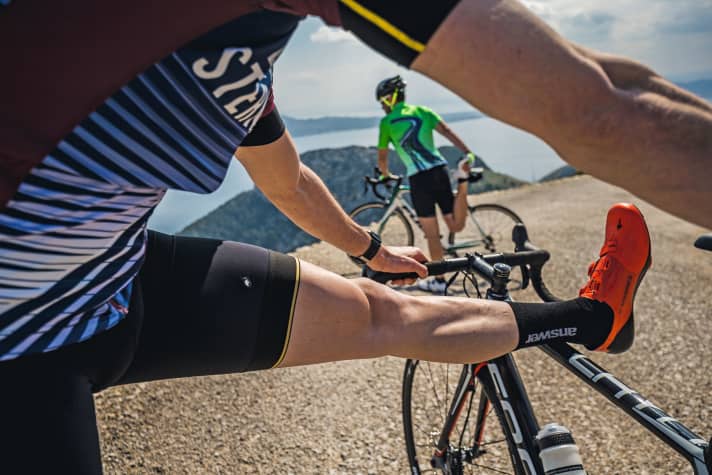 Sofortmaßnahme: Dehnen ist das beste Mittel, um einen Krampf unterwegs wieder loszuwerden