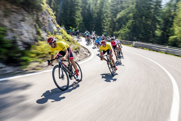TOUR Transalp - Le groupe de tête dans les Dolomites